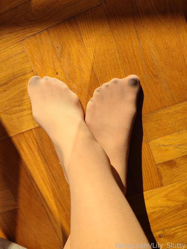 My beautiful feet in nylon pantyhose

#feet #footfetish #nylon #pantyhose