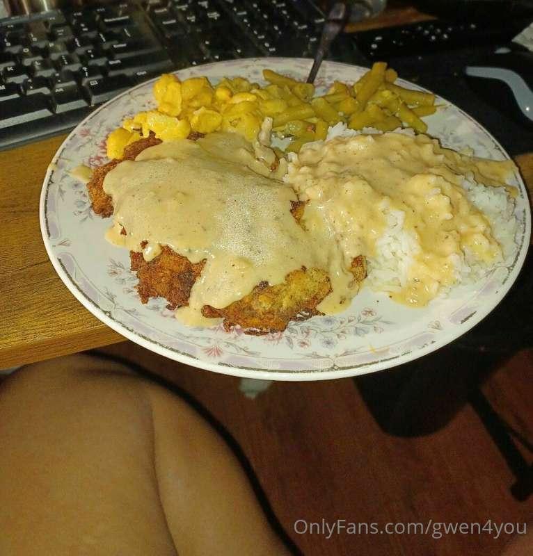 Cube steak, rice and gravy, green beans and shells and chees..