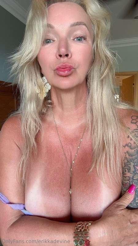 Loving my tan lines 💋 Have a great Sunday 🩷