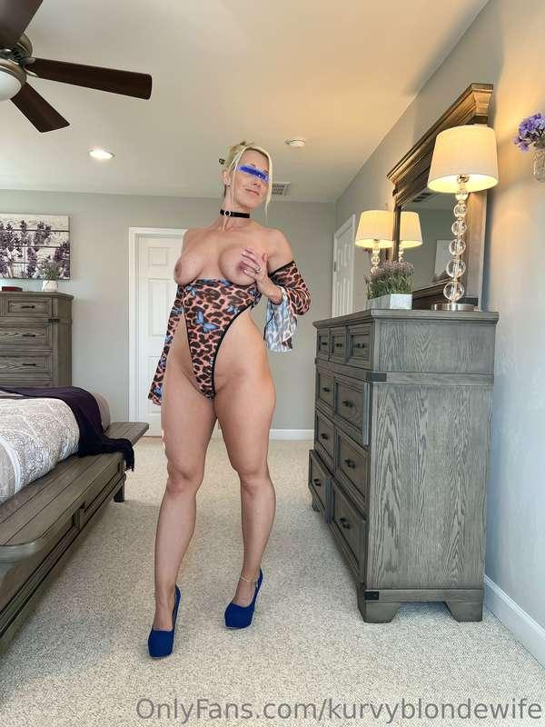 kurvyblondewife image #0