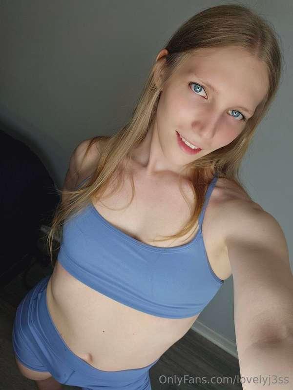 Dare to find out if I'm too hot to handle? DM me 😈📩