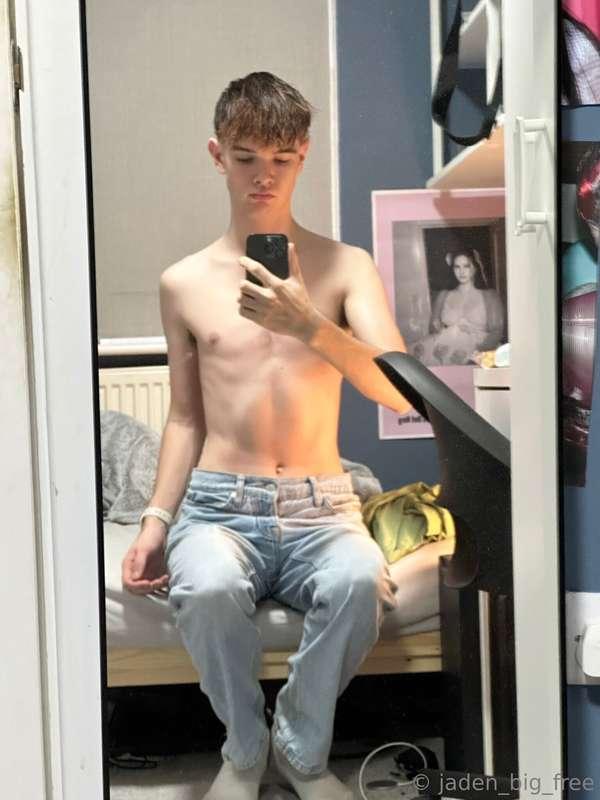 there's a new twink on the block and i'm so hyped 😅

@damien..