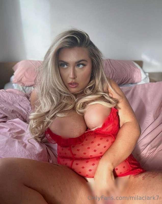 this @marika_morgan blonde 𝕞𝕠𝕞𝕞𝕪 with big boobs 🍒 is ready t..