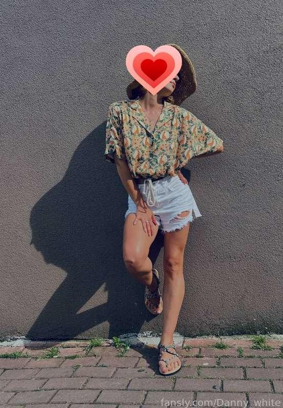 This summer is hot. But is it hotter than me? 🤭

#fyp #dannywhite #body #petite #beautiful #hotwife #goddess #sexy #casual #lewd 