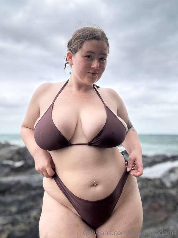 Rate my brown bikini out of 10 in the comments 😏