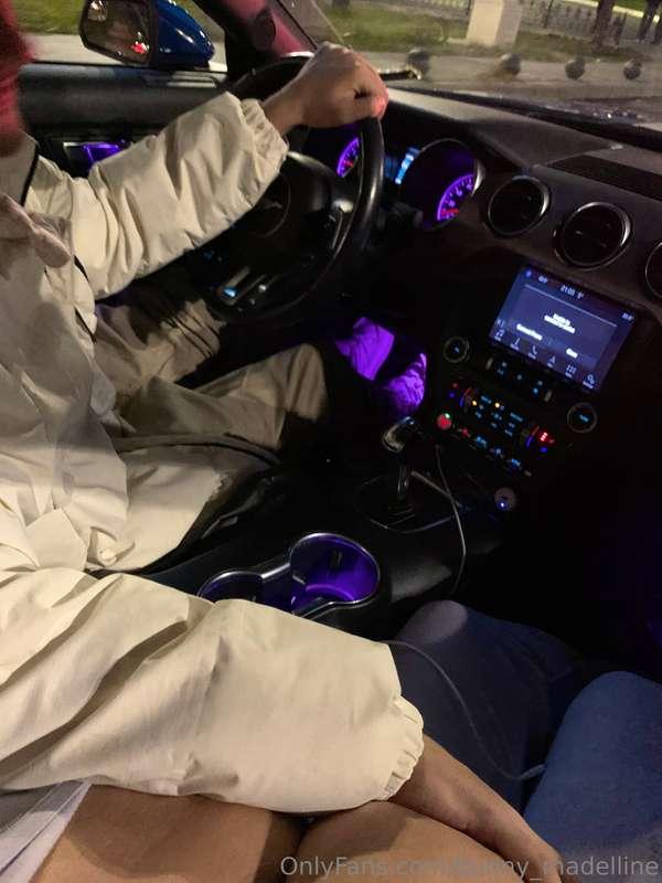 He love to keep his hand warm🤤