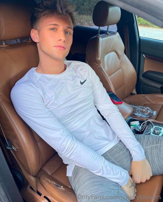 This twinkie boy @blondeking21 is the REAL KING of cumshot 🥵..