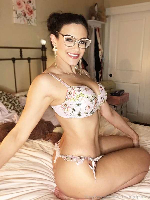 What should I wear for Saturday’s cam show?
