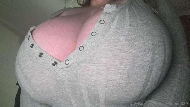 Are men into massive cleavages?I want to know, show me 🤭