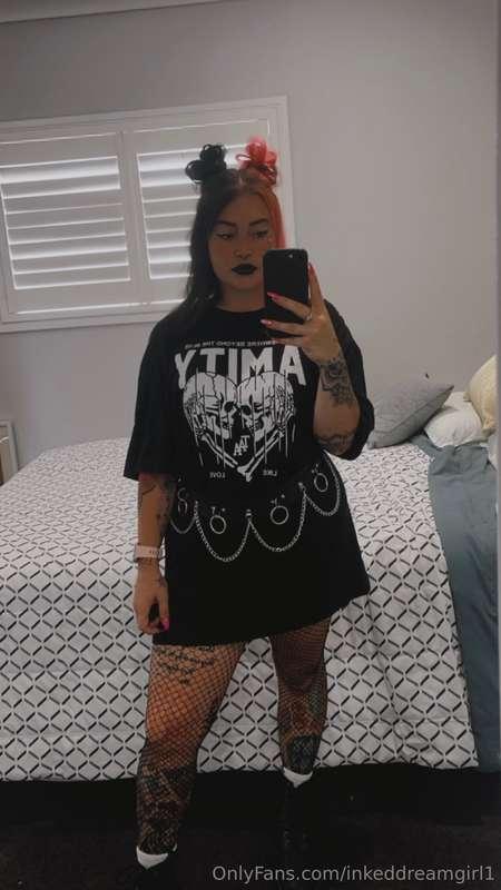 Amity Affliction concert, ready! 
who wants a booty pic in t..