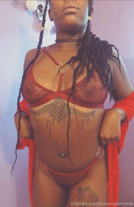 I love the color red on me. Do you love it too? 🌹❤️