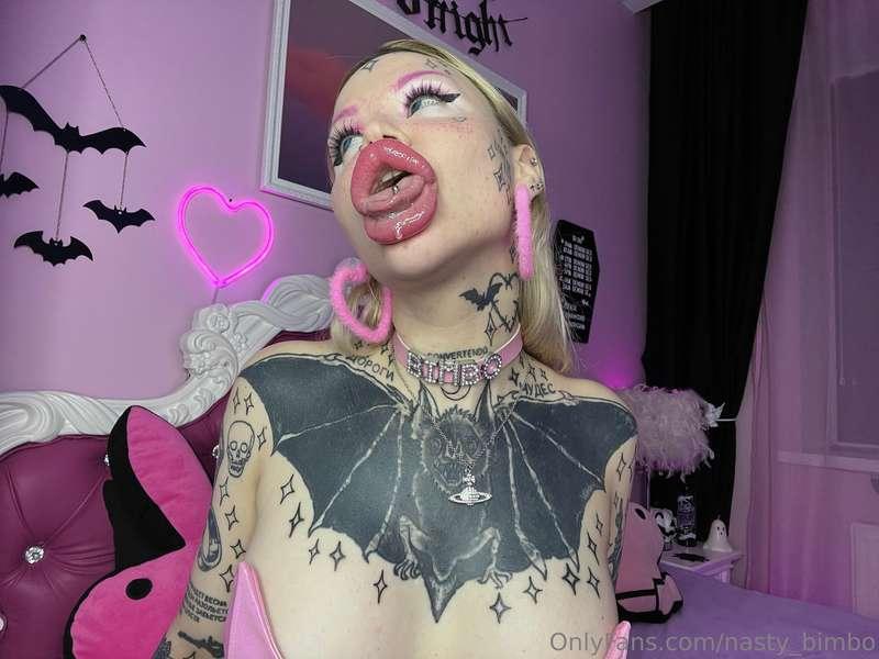 How much do you like my plastic sloppy bimbo mouth?🤤