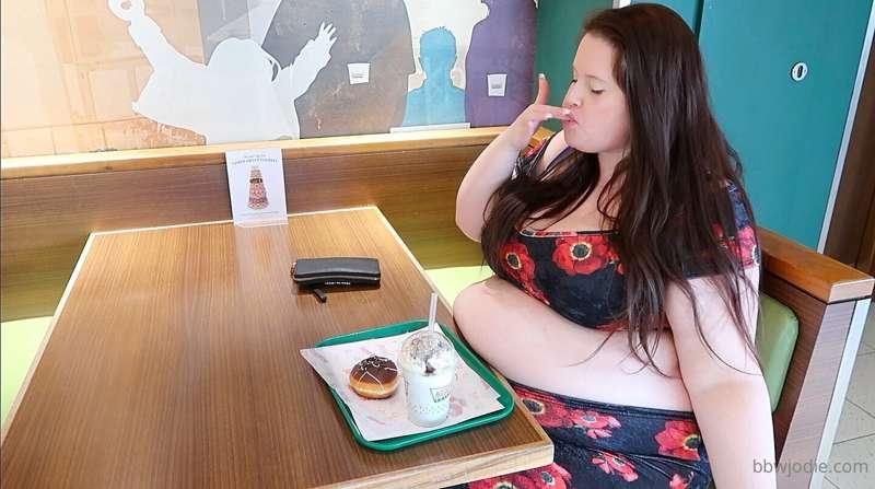 Belly on the table in public 😍👀