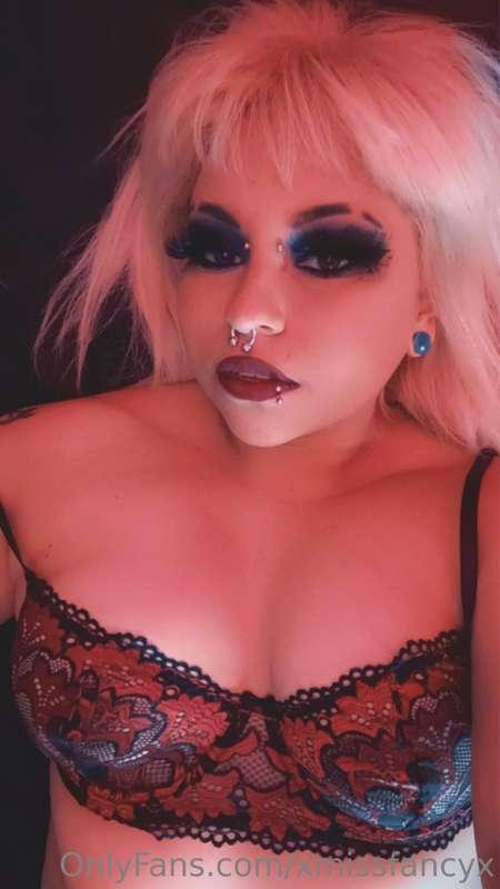 Hi there 😘🖤✨