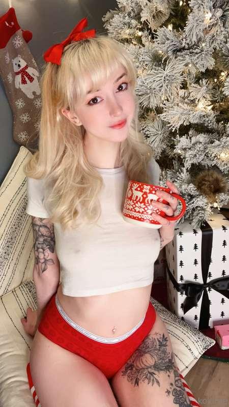 Babe wake up! It’s Christmas 🥰🎁 ✨