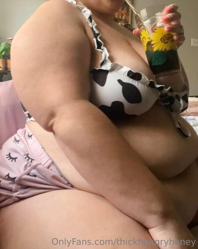 Being a lazy fatass in bed is what I was meant for 🥵🐽