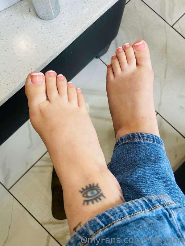 French pedicure for my birthday 💅🏻🦶🏻🩷