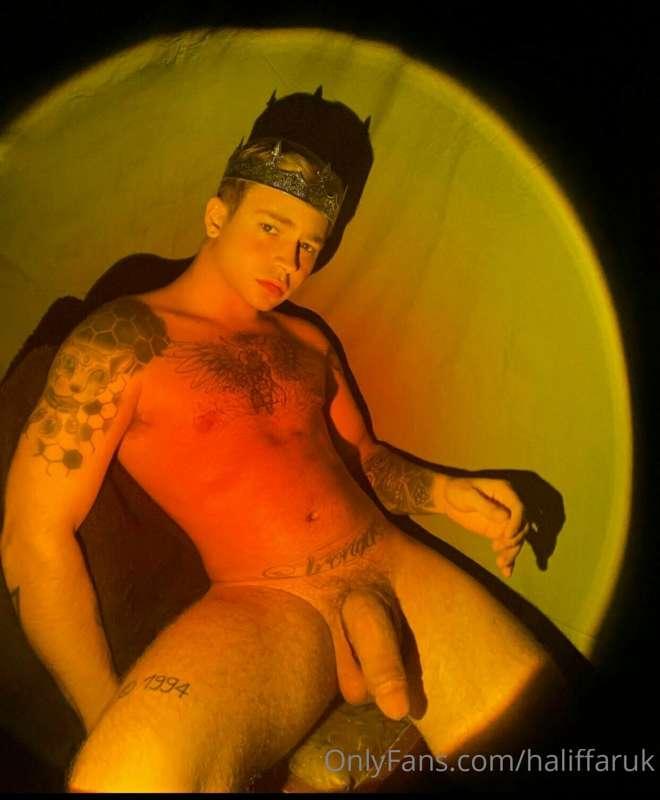 **FOLLOW MY BRO ** @northem 
Real porn , grindr experience, ..