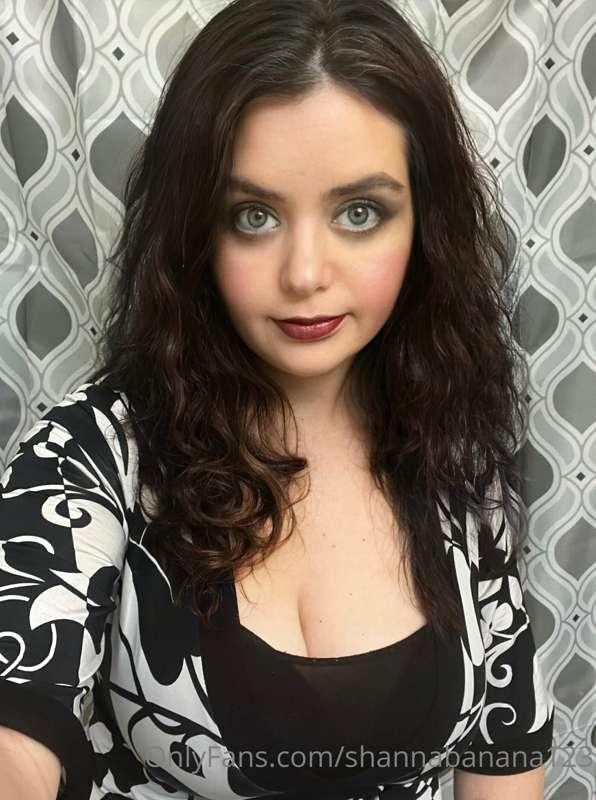 New pic of me. I hope you’re having a great weekend!! Tell m..