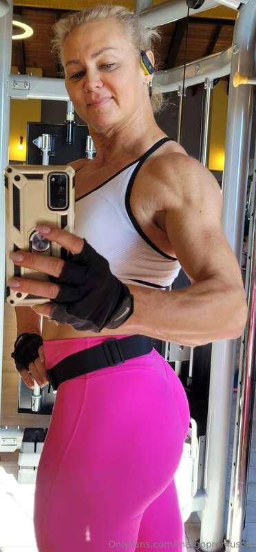 I need your attention...🍑🍒