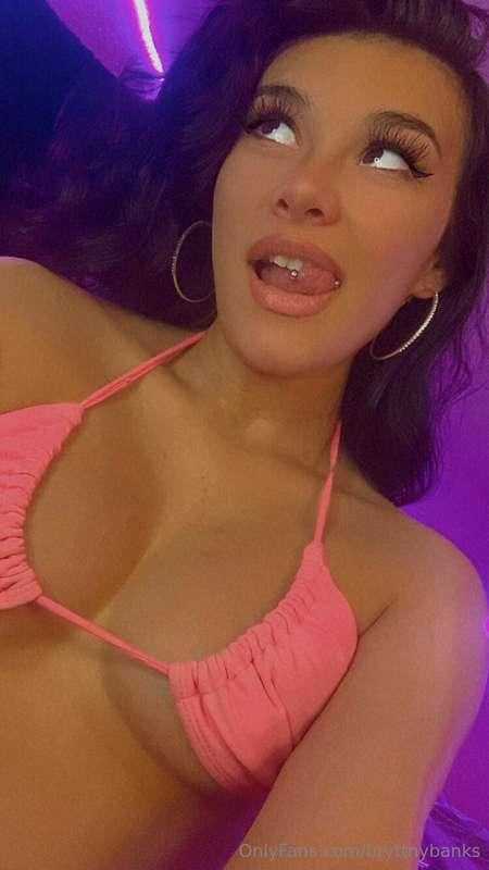 Feel like sucking some dick 👅🍆💦 want yours sucked ⁉️🥵🤭