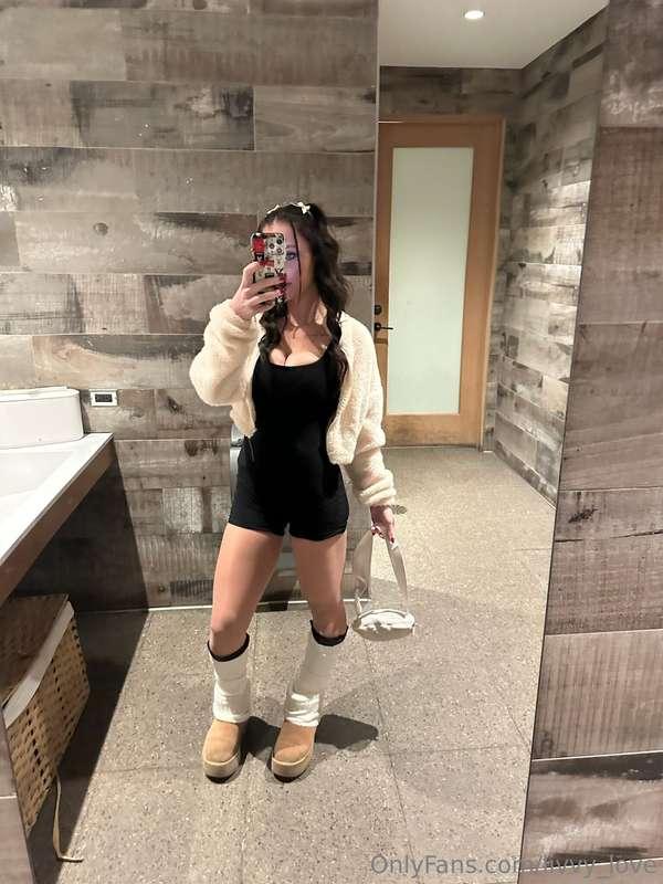 Meet me in the bathroom 😼