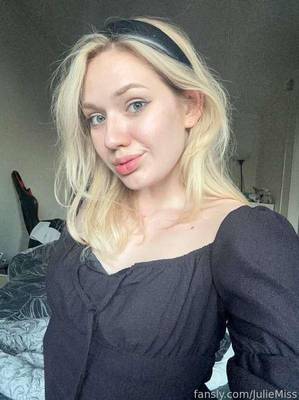 do you like how I look? @JulieMiss 

#fyp #young #nudes #petite #fuckdoll #fetish #schoolgirl #dickrate
