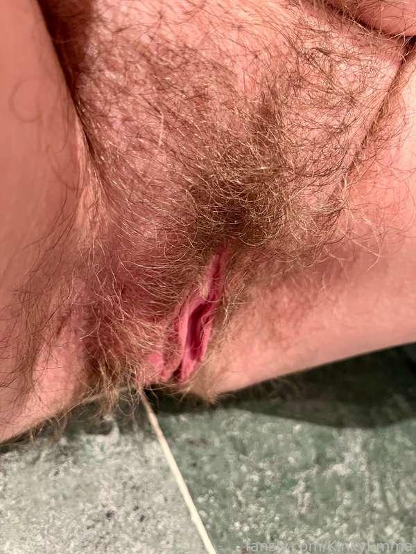 Give my hairy pussy and pussy lips a lot kisses! 