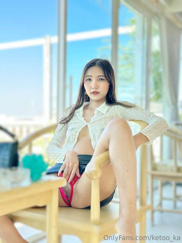 นั่งเสียวๆ แหกๆโชว์ๆ ที่คาเฟ่😛