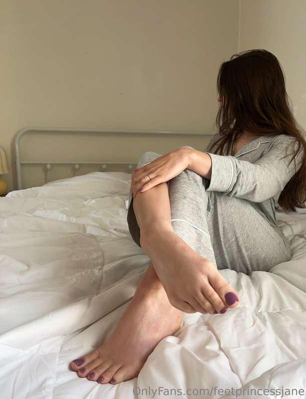 Leave a tip if you’d suck my toes first thing in the morning..
