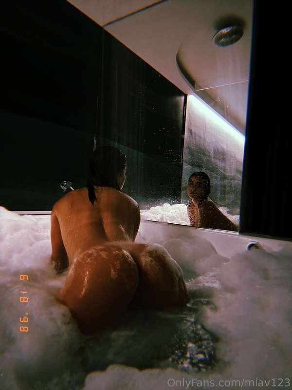 Big bath, lots of bubbles… not enough you. 🍆
