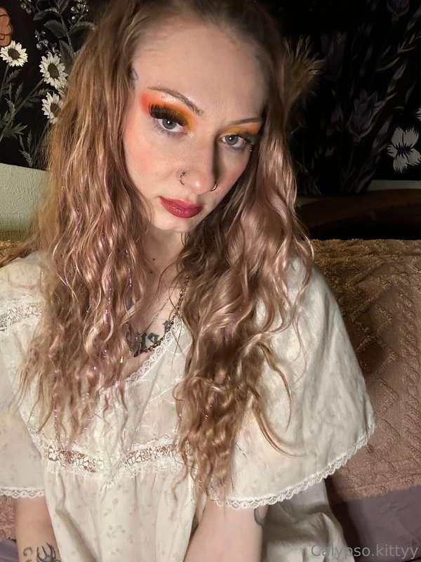 Lowkey could role play some amish shit in this dress Hmu if ..