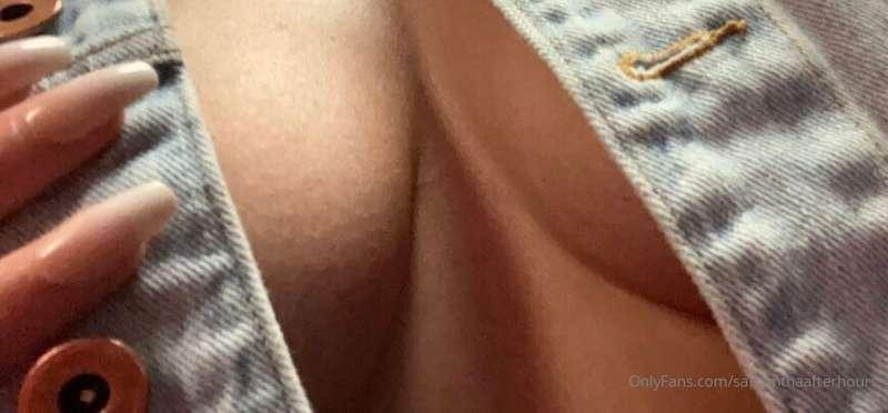 (.) (.) getting my tan on! Someone cum rub lotion on me?! 🤤