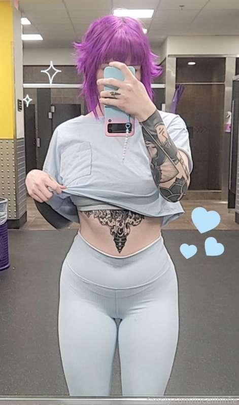 Finally a diff gym outfit 
Spring vibes 💙☁️ 
What do you think? 
#fyp #gym #fit #tattoos #nipples #workout #shorthair #alt
