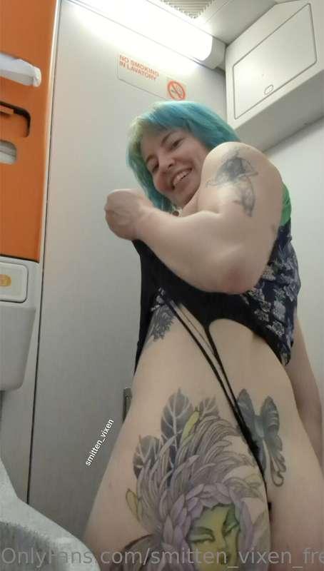Ripping my undies in the airplane bathroom 🤭
This video alon..