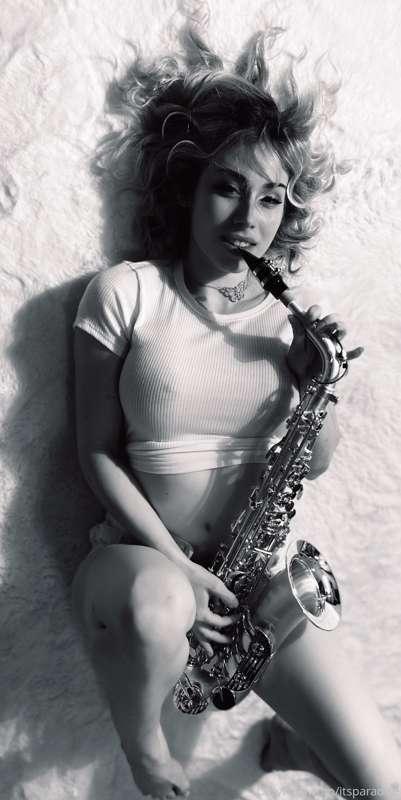 Insert sax growl 🎷💋
