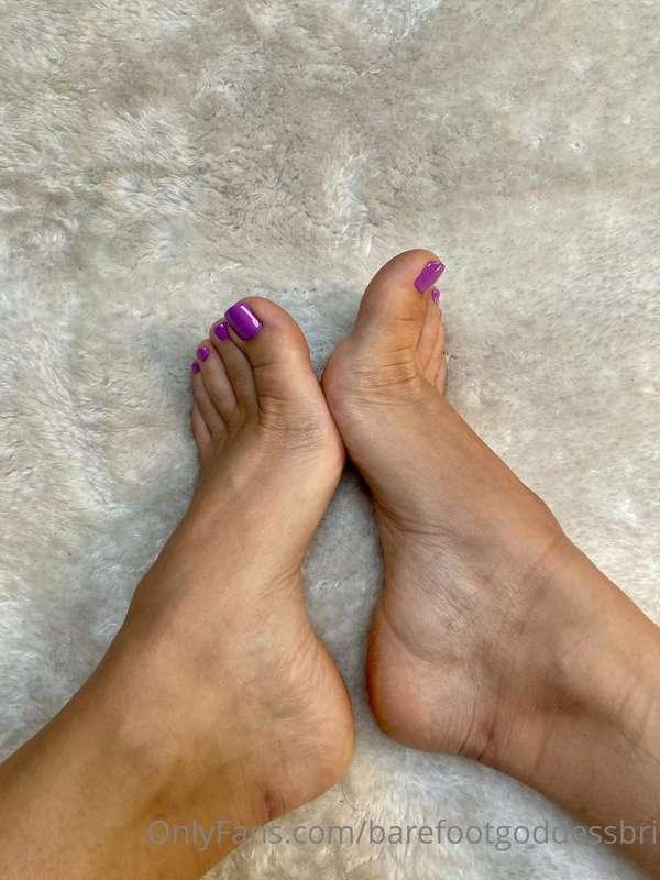 I did another color on my toes, can you guess which one I go..