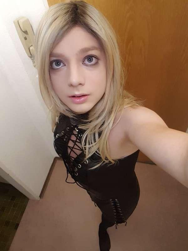 Short Leatherdress Selfies ...