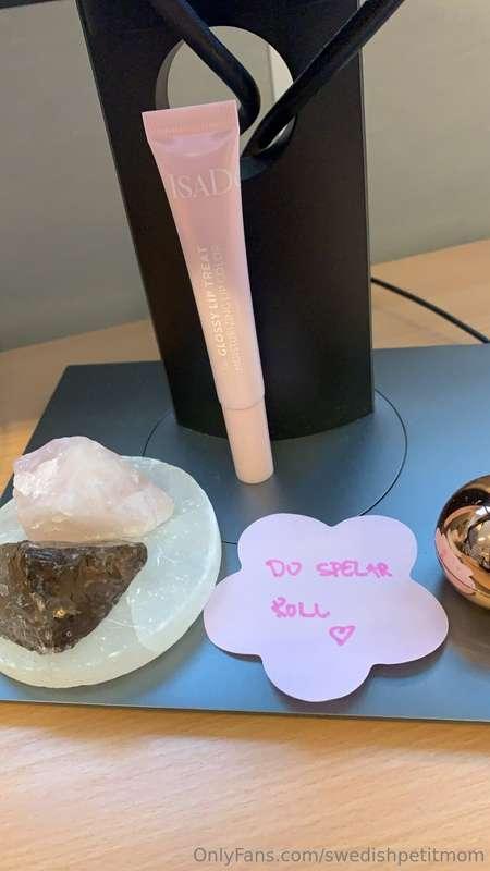 My colleague at work gave me this post-it note for Valentine..
