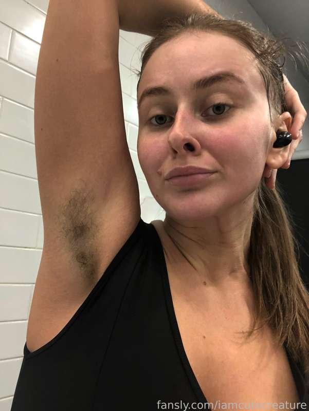 My sweaty armpits right after a workout💪🏻Who wants a lick?😋

#armpits #fyp #curvy #hairygirl #Hairyarmpits 