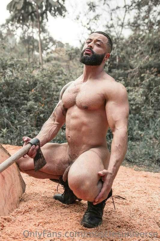 Hot bodybuilder @cristiangil10😈🔥has an hairy and juicy cock ..