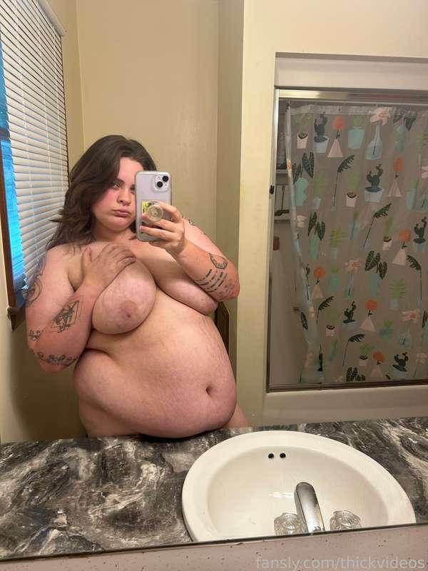Happy titty Tuesday! 

#fyp #thick #curvy #bigtits #bigass #brunette #greeneyes #tattoos #pawg #bbw #milf #stomach #belly #bigboobs #bigbooty #kinkfriendly #kinky #hairy #plussize