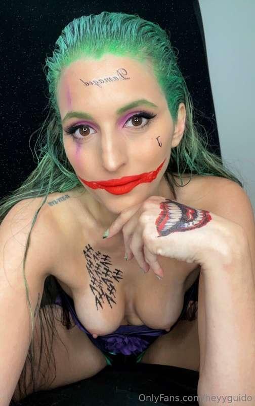 Hit the like button if you think jokers boobs are hot 💚💜