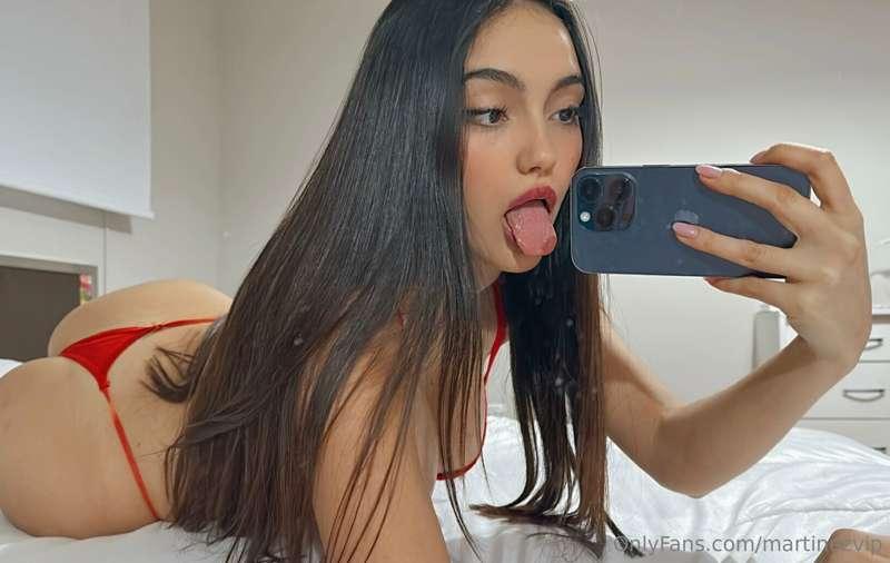 I want to suck something👅