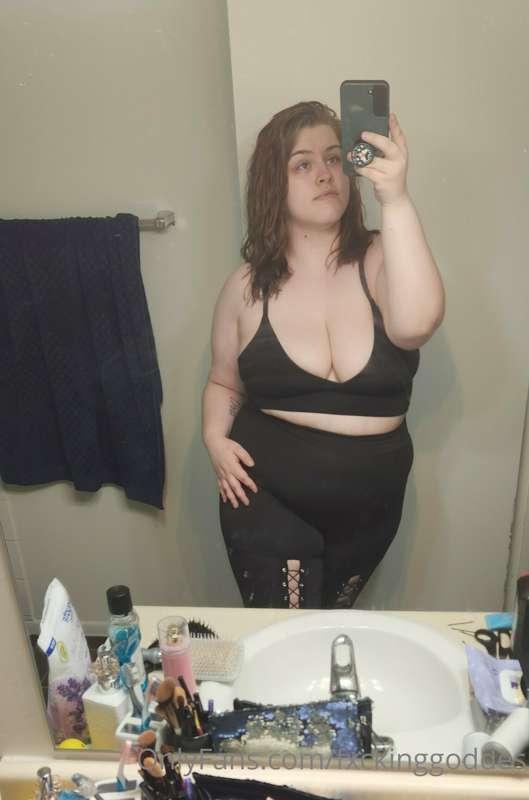 I'm so fucking sexyy🥵

Bralette & leggings were both purchas..