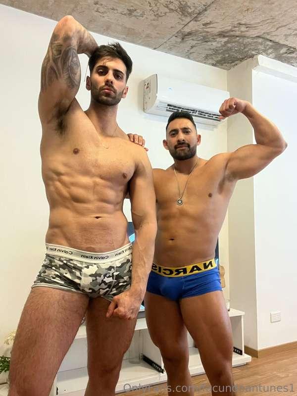 Puedes contra nosotros dos? 😏🦍  Can you against both of us? ..