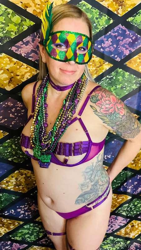 It’s Mardi Gras time! I’ll show you my tits for some beads… ..