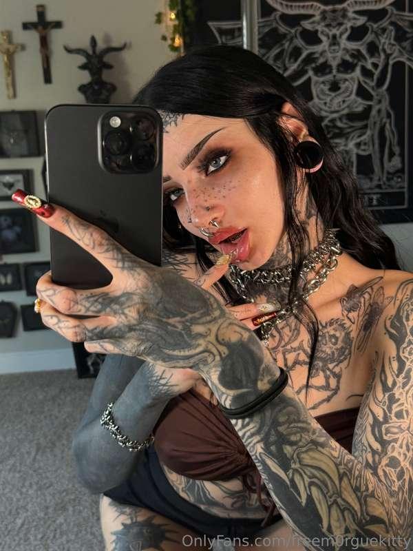 do i have a pretty mouth 💦watch me use it like a slut on @m0..