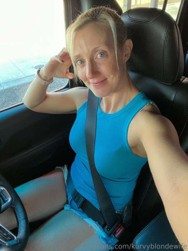 kurvyblondewife main image