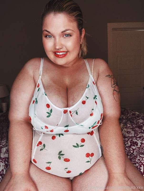 This bodysuit looks sooo sexy on me 🥰🍒 I bet you want to pee..